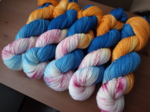 青とオレンジの毛糸